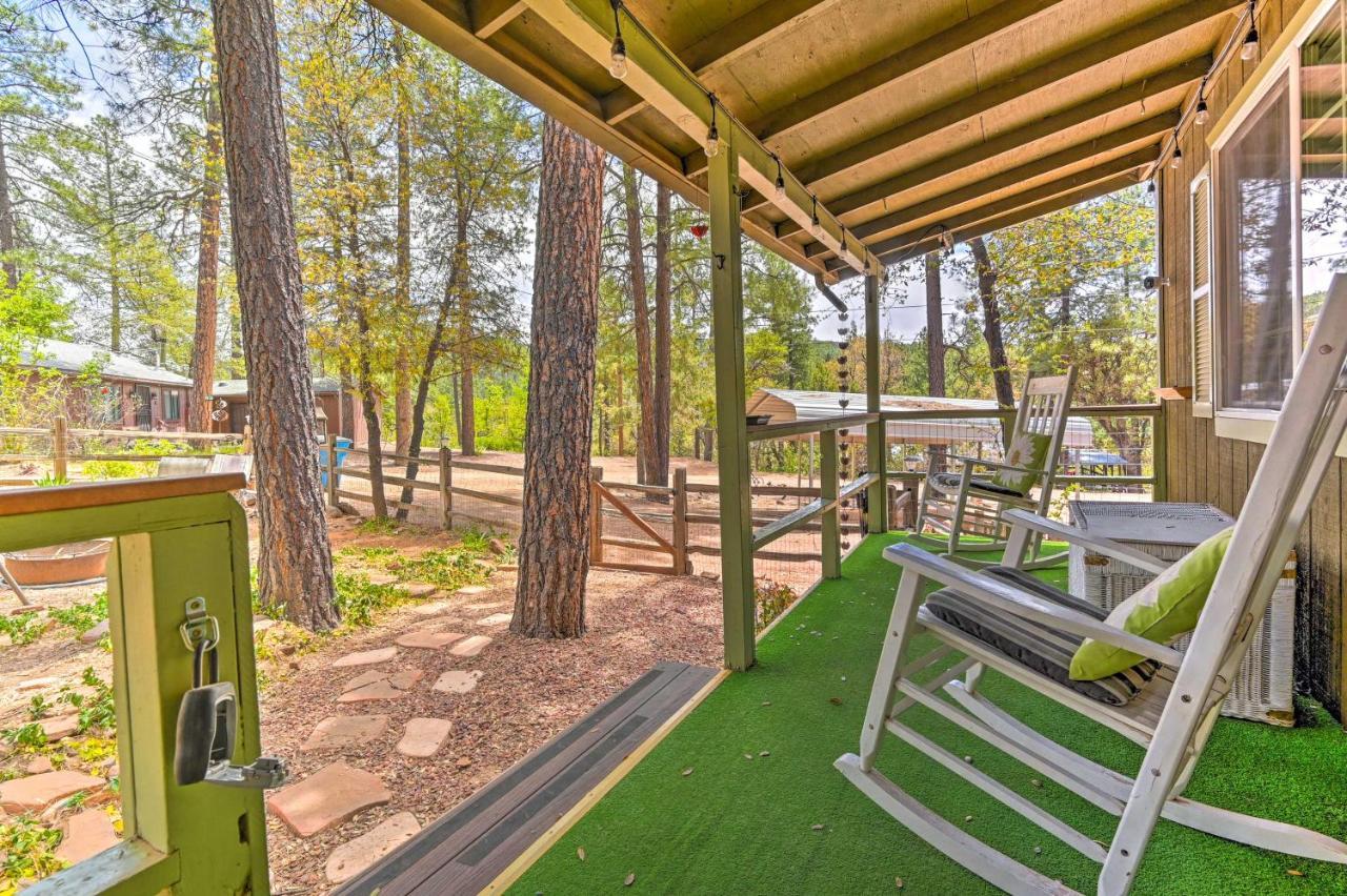 Pine Cabin In The Woods With Yard And Grill! Buitenkant foto