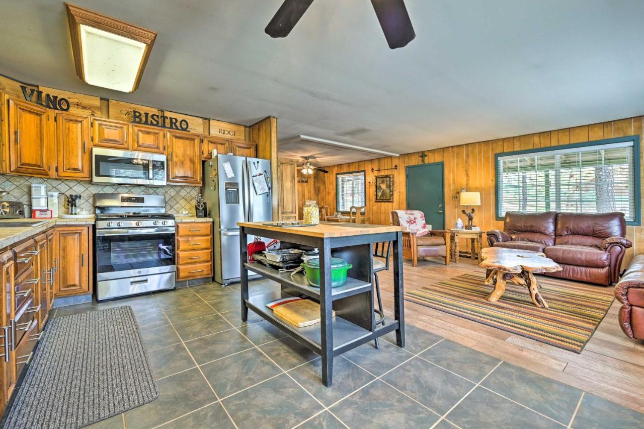 Pine Cabin In The Woods With Yard And Grill! Buitenkant foto