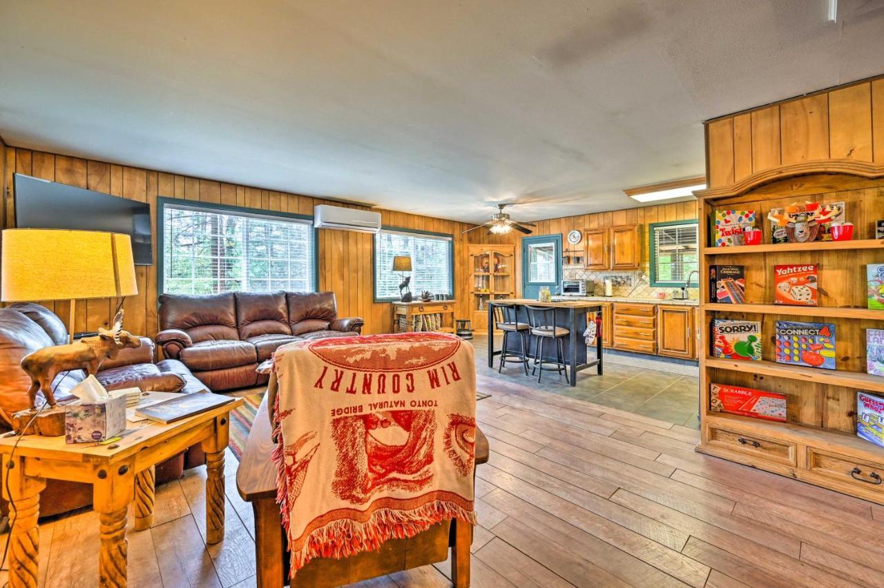 Pine Cabin In The Woods With Yard And Grill! Buitenkant foto