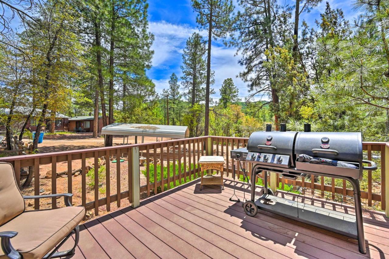 Pine Cabin In The Woods With Yard And Grill! Buitenkant foto