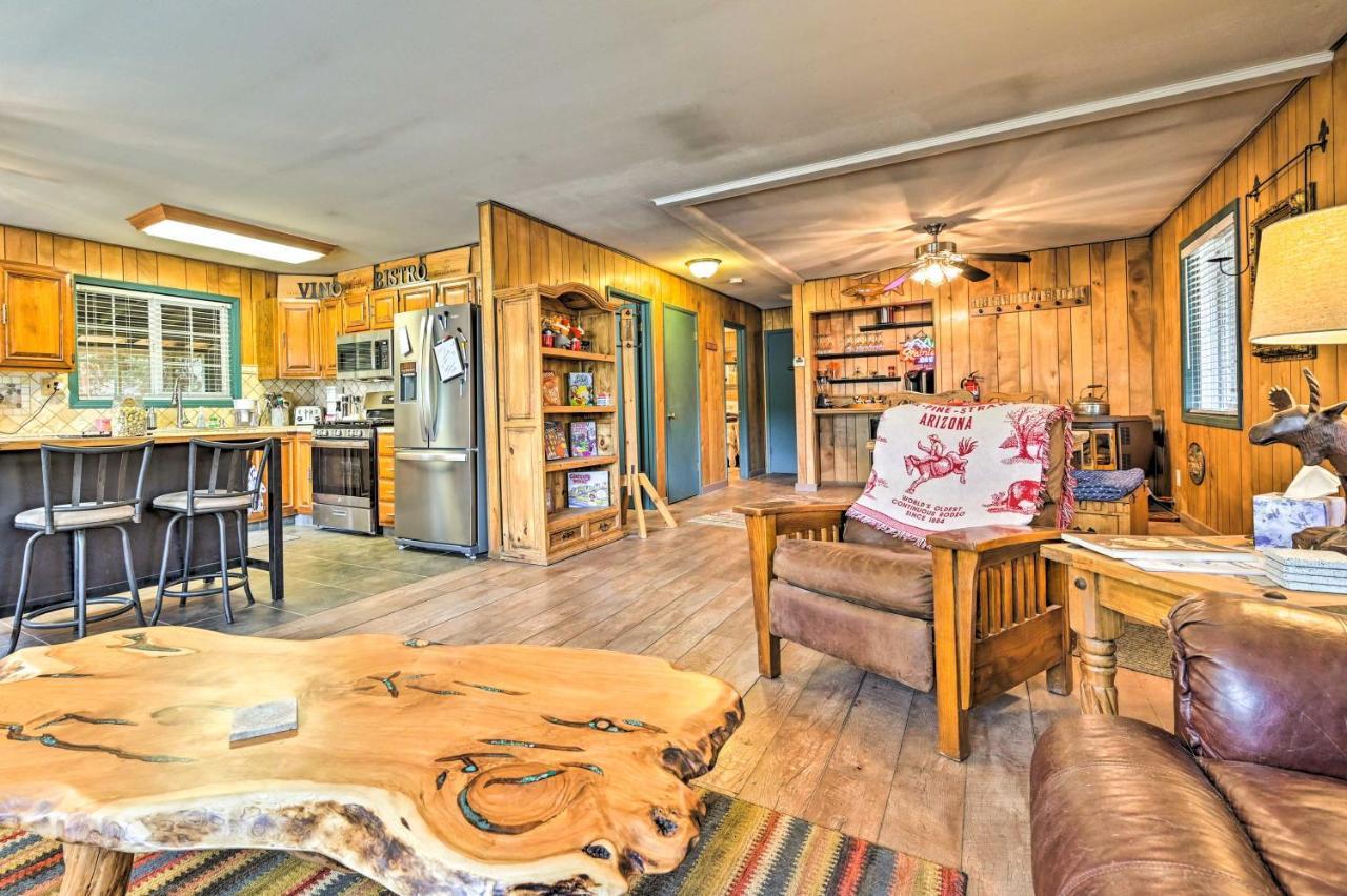 Pine Cabin In The Woods With Yard And Grill! Buitenkant foto