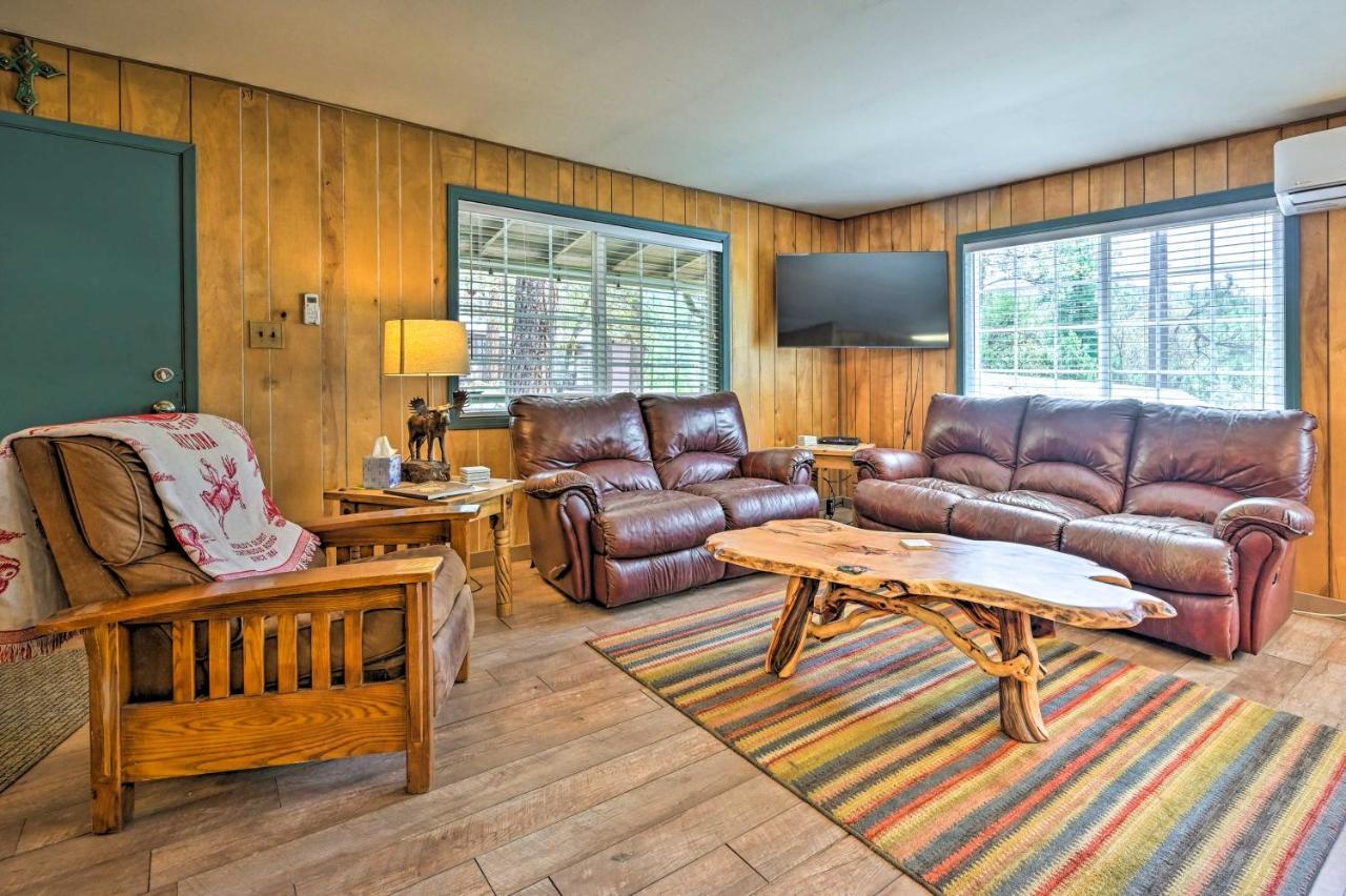 Pine Cabin In The Woods With Yard And Grill! Buitenkant foto